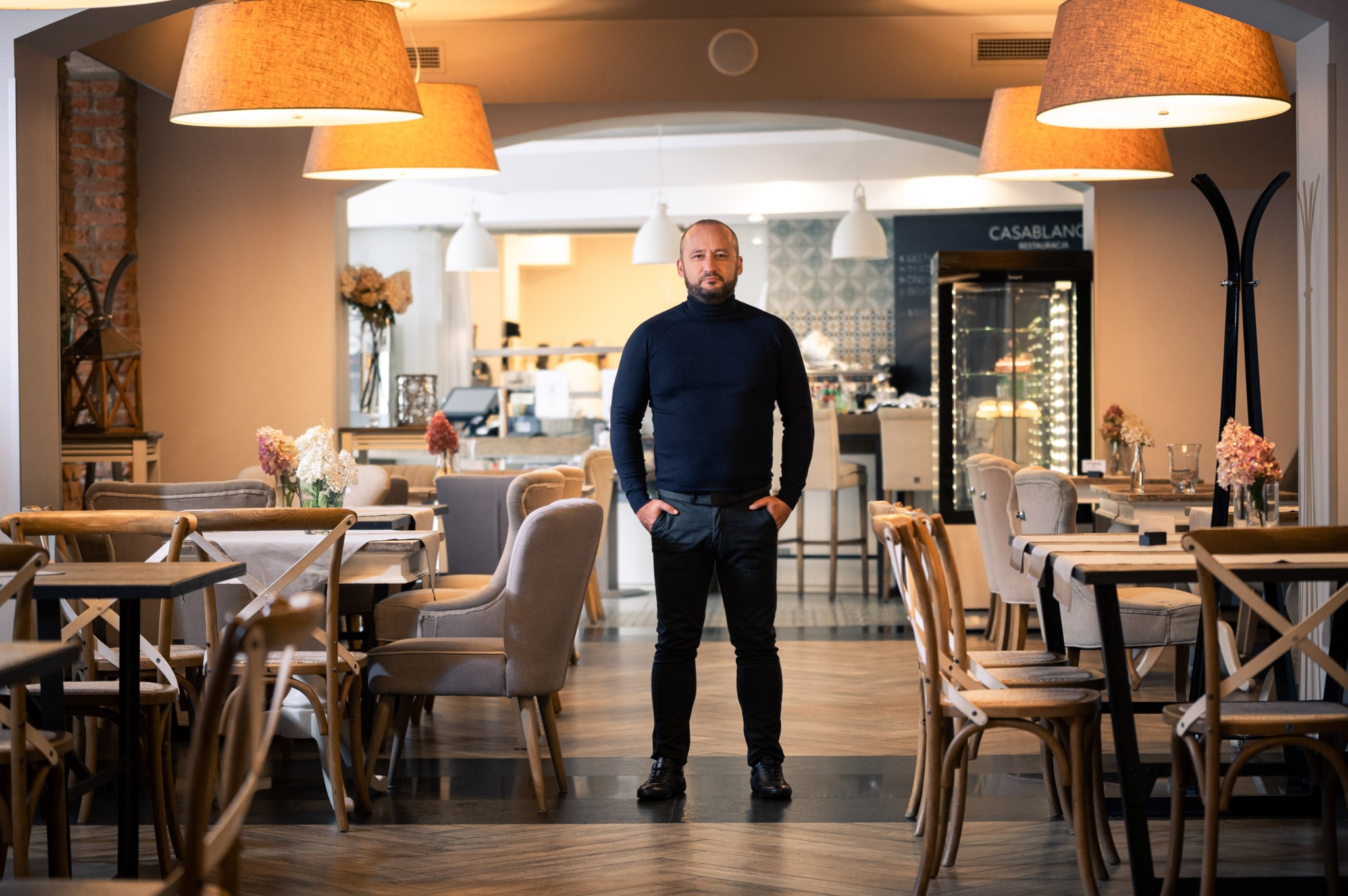 Marcin Chojecki w przestrzeni restauracji